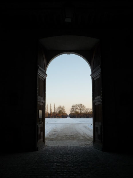Porte ouvrant sur le parc de Chambord (Source Julian Gomez).